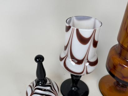 Lot en verre coloré comprenant un grand vase...