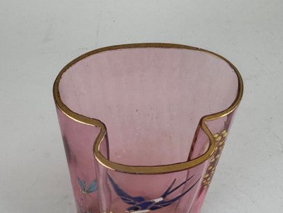 Vase droit à doublure en verre teinté rose...