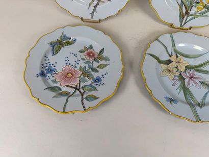 PORQUE-BEAU. 
Série de quatre assiettes à...