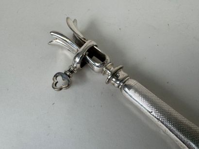 Serre-gigot en acier et argent fourré guilloché...