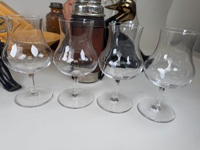 Lot comprenant :
- SAINT CLEMENT.
Garniture...