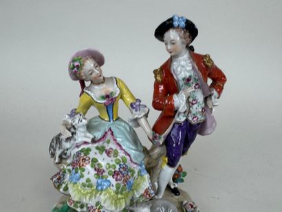 École, XXe.
Couple galant.
Groupe en porcelaine...