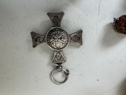 Lot religieux comprenant :
- un Christ en...