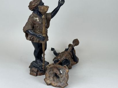 École, XXe.
Deux personnages à la coiffe...