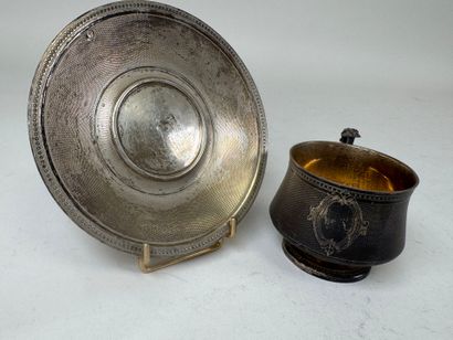 Tasse et sa sous-tasse en argent et argent...