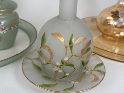 Service de nuit en verre coloré à décor émaillé...