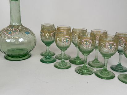 Service à liqueur en verre coloré à décor...