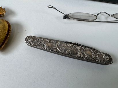 Lot comprising: - a gilded metal pendant...
