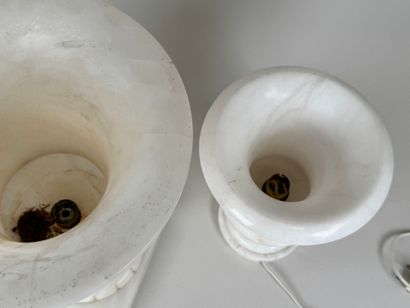 Deux vasques Médicis en albâtre pouvant former...
