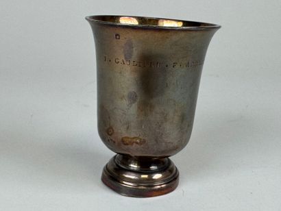 Timbale sur piédouche en argent, marquée...