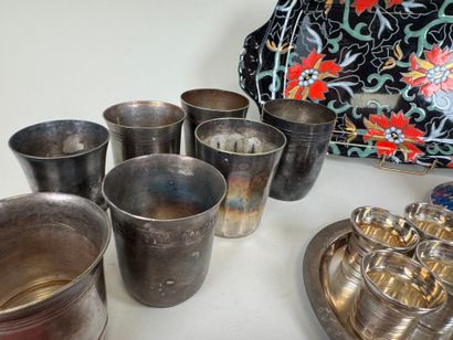 Lot comprenant :
- 9 timbales en métal argenté.
H....