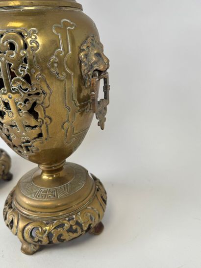 Paire de lampes à pétrole en bronze ajouré...