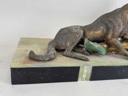 LEDUC, XXe.
Femme au chien.
Importante sculpture...