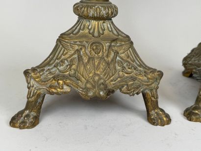Paire de pique-cierges en laiton repoussé...