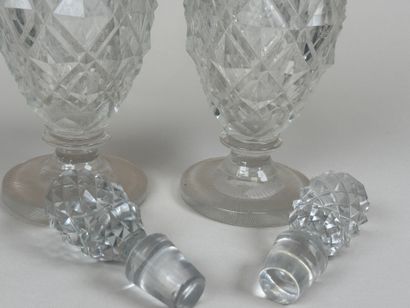 Paire de flacons en cristal taillé à décor...