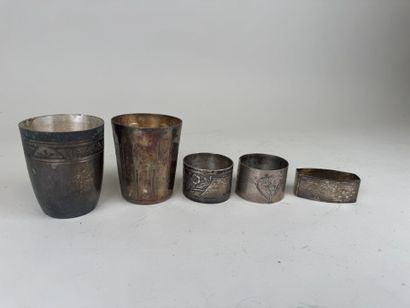 Lot en argent comprenant :
- deux timbales...