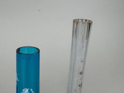 Deux vases soliflores émaillés dont un teinté...