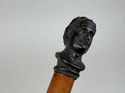 Canne en bois clair, le pommeau en régule...