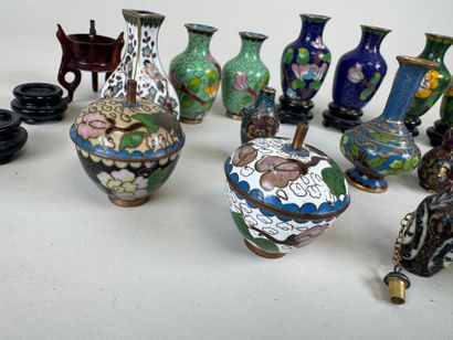 Collection de 18 miniatures en laiton cloisonné...