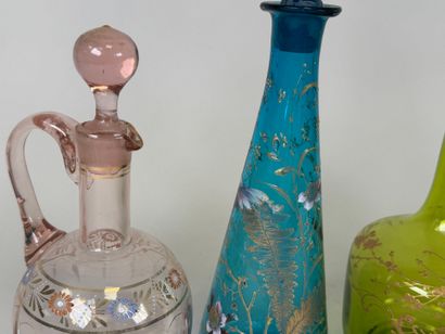 Carafes ou carafons en verre coloré à décor...