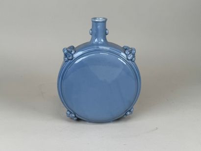 ASIE, XXe.
Gourde en faïence sur fond bleu...