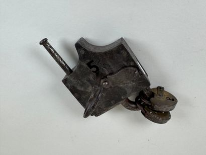 Serrure en métal, avec sa clé.
XIXe.
3,5...