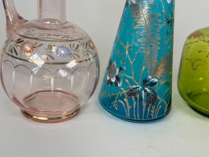 Carafes ou carafons en verre coloré à décor...