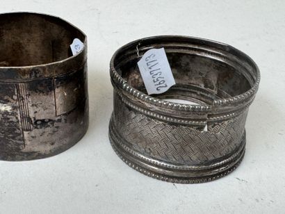 Deux ronds de serviette en argent. 
Poids...