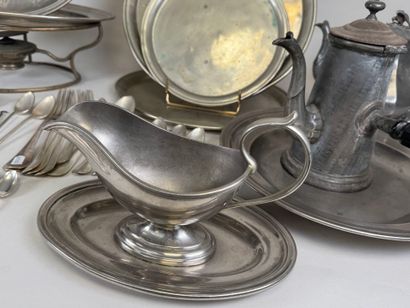Lot of silver-plated or pewter platerie (some...