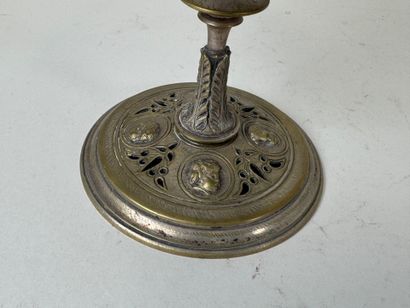Coupe en bronze circulaire ajouré à décor...