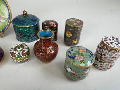 Collection de petits objets en laiton cloisonné...