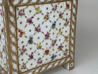 Important cache-pot en porcelaine polychrome...