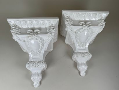 Paire de consoles en céramique blanche à...