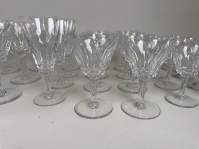 BACCARAT.
Partie de service de verres en...