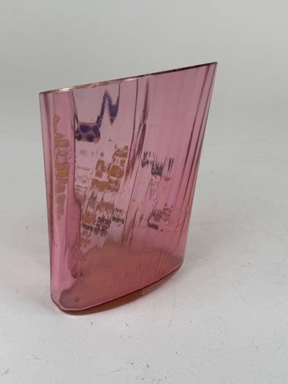 Vase droit à doublure en verre teinté rose...
