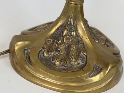 Lampe en bronze doré et ciselé à décor feuillagé,...