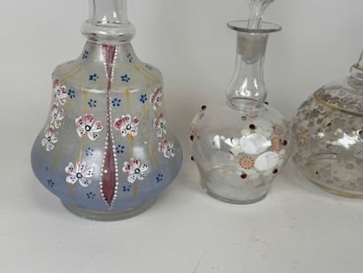 Cinq carafes ou carafons en verre à décor...