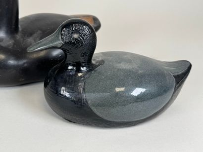 Deux sujets en céramique polychrome figurant...