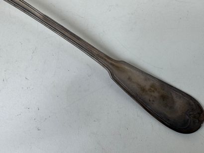Importante louche en argent, modèle à filets....