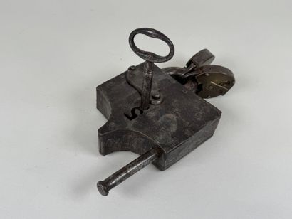 Serrure en métal, avec sa clé.
XIXe.
3,5...