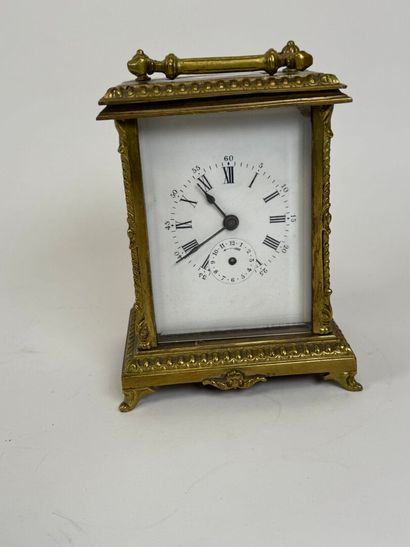 Pendule de voyage en bronze et laiton, le...