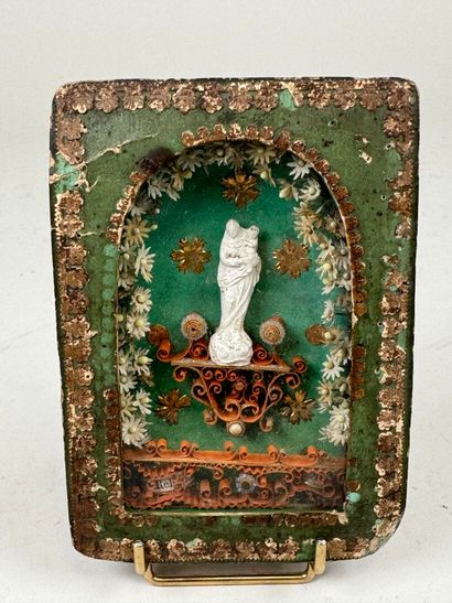 Paperolles reliquaire figurant une Vierge...