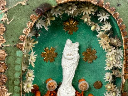 Paperolles reliquaire figurant une Vierge...