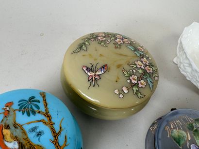 Lot comprenant :
- 3 bonbonnières en verre...