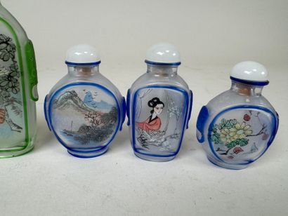 ASIE, XXe.
Cinq petites tabatières en verre...