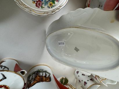 Important lot of polychrome and gold porcelain...