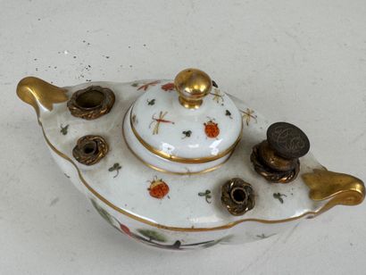 Encrier repose-plumes en porcelaine polychrome...