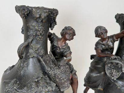 F. MOREAU, d'après.
Paire de vases en régule...