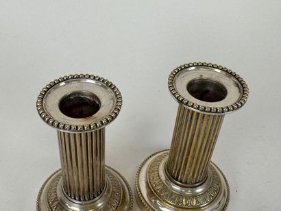 Paire de bougeoirs en métal argenté, la base...