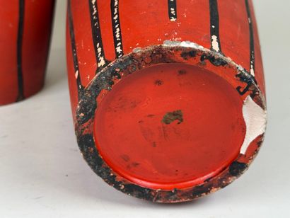 Grande paire de vases en céramique sur fond...